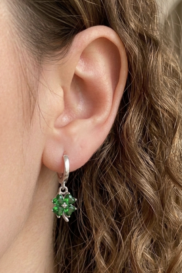 Peridot Taşlı Yonca Motif Gümüş Küpe