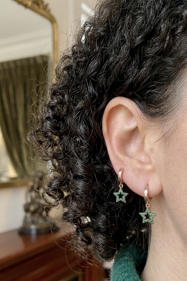 Zümrüt Taşlı Yıldız Motif Gümüş Küpe