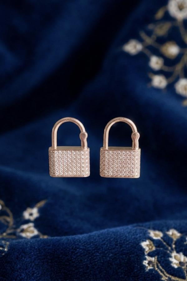 Kilit Motif İçe Çıtçıt Kilitli Gümüş Küpe