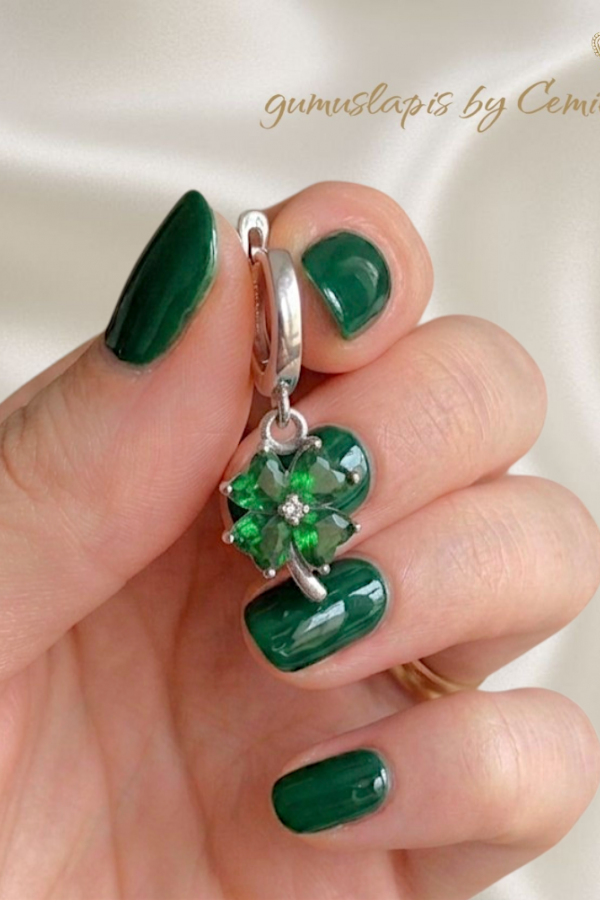 Peridot Taşlı Yonca Motif Gümüş Küpe