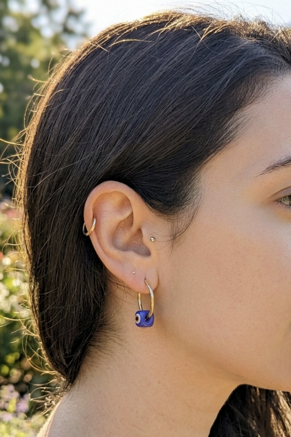 Koyu Mavi Boncuklu Gümüş İnce Halka Küpe