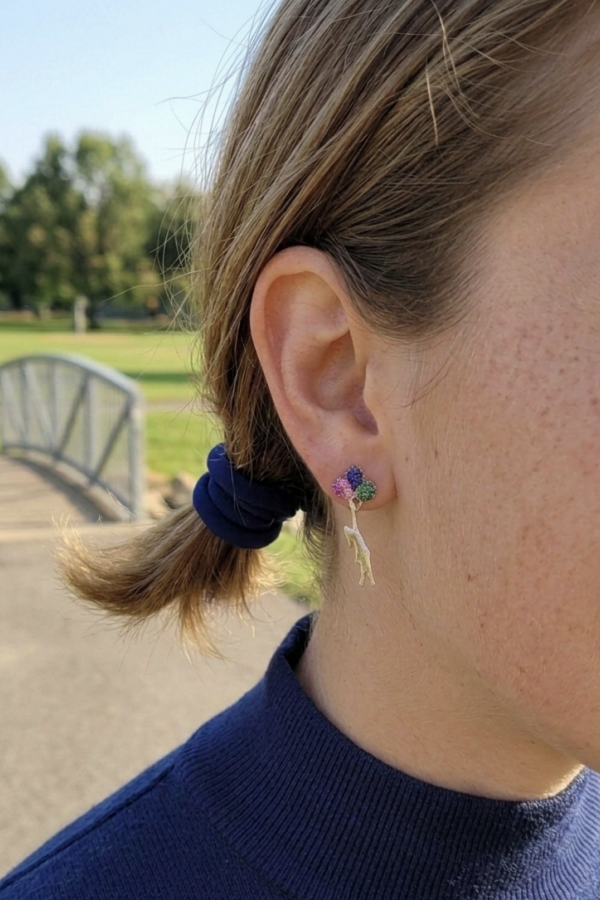 Özgür Kız Motif Renkli Taşlı Gümüş Vidalı Küpe