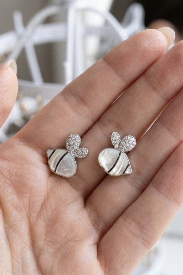 Arı Motif Vidalı Gümüş Küpe