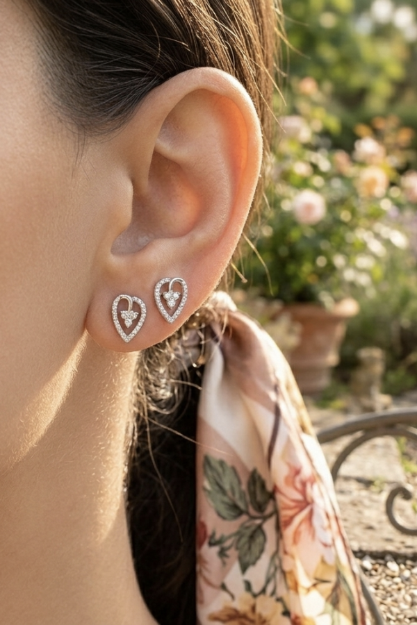 İçi Üç Taşlı Kalp Motif Vidalı Gümüş Küpe