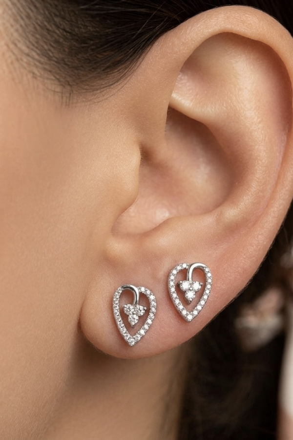 İçi Üç Taşlı Kalp Motif Vidalı Gümüş Küpe