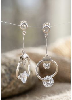 Ucu Tektaş Motif Sallantılı Gümüş Küpe