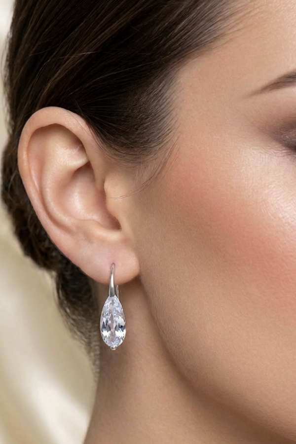 Laboratuvar Pırlantası Taşlı Geçmeli Beyaz Gümüş Küpe Çifti