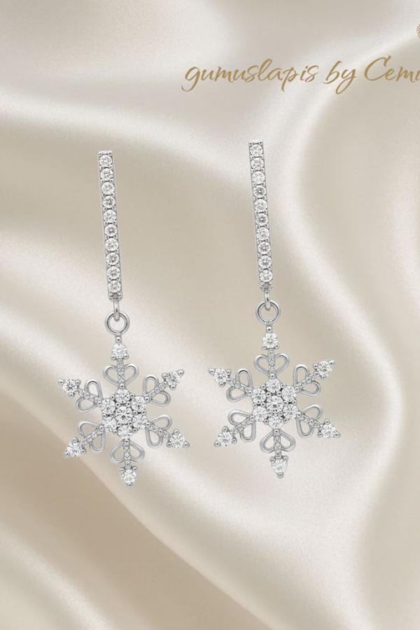 Kar Tanesi Motif  Beyaz Gümüş Küpe Çifti