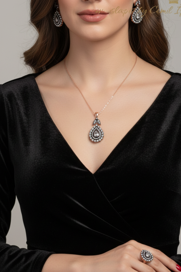 Elmas Kesim Büyük Damla Motif Gümüş Set Elmas Kesim Büyük Damla Motif Gümüş Set