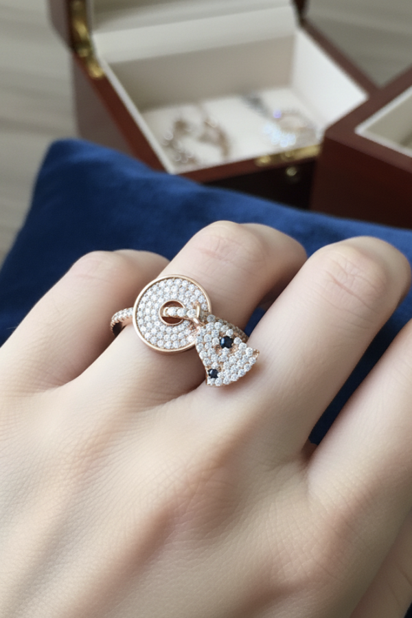 Araları Safir Taşlı Ucu Sallantılı Gümüş Yüzük