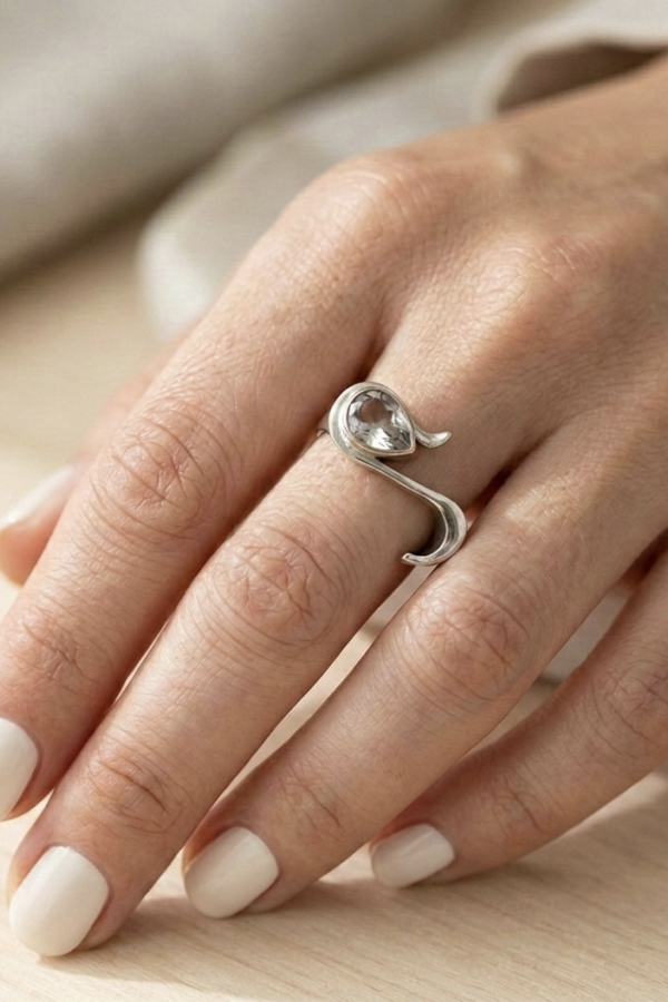 Beyaz Kuvars Taşlı Asimetrik Model Gümüş Yüzük