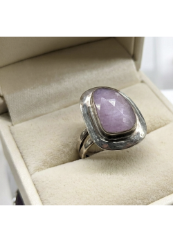 Açık Renk Yakut Taşlı Asimetrik Model Gümüş Yüzük