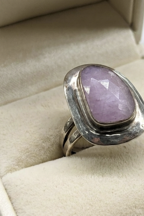 Açık Renk Yakut Taşlı Asimetrik Model Gümüş Yüzük