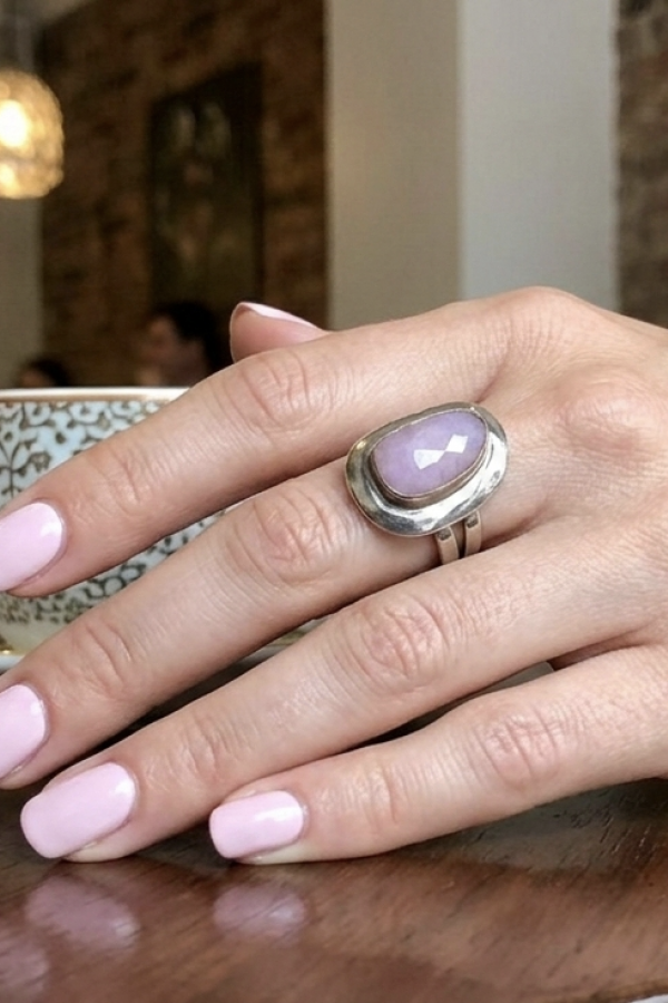 Açık Renk Yakut Taşlı Asimetrik Model Gümüş Yüzük