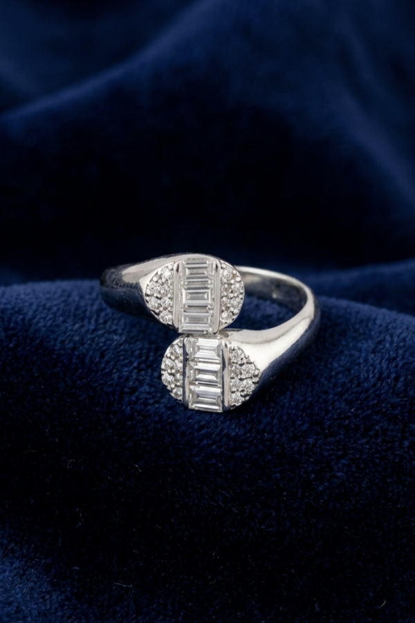 Baget Taşlarla Süslü Gümüş Mini Yüzük