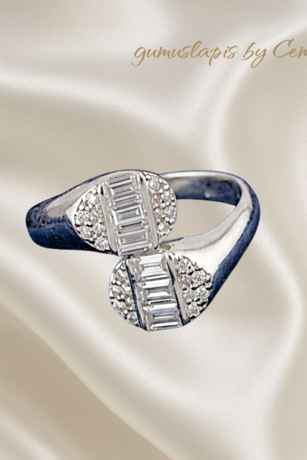 Baget Taşlarla Süslü Gümüş Mini Yüzük