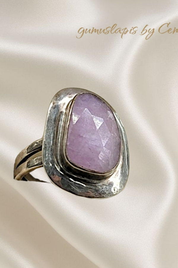 Açık Renk Yakut Taşlı Asimetrik Model Gümüş Yüzük