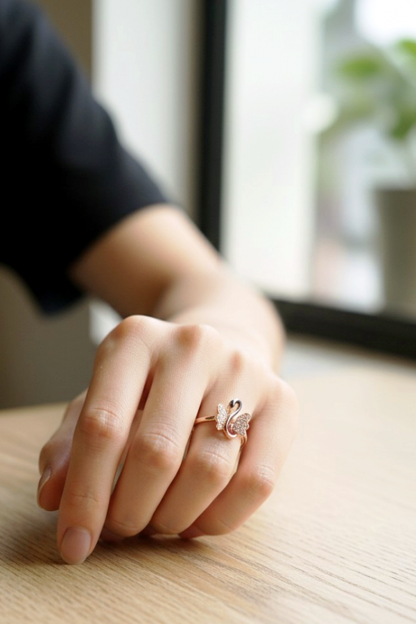 Kuğu Motif Mineli Gümüş Yüzük