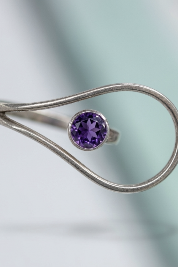 Ortası Ametist Taşlı Yan Damla Motif Üstü Açık Gümüş Yüzük