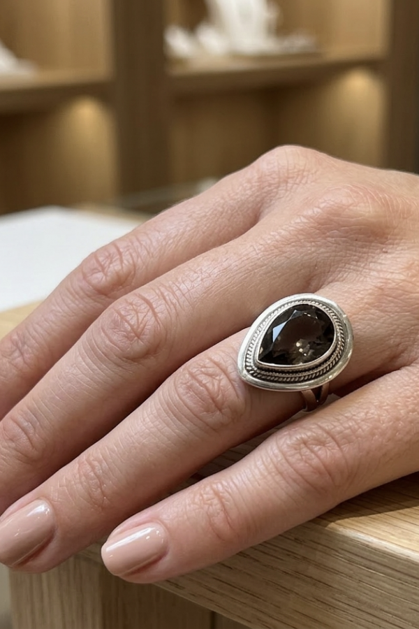 Dumanlı Kuvars Taşlı Damla Motif Gümüş Yüzük