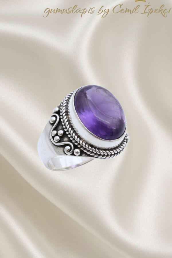 Ametist Taşlı Kenarları İşlemeli Oval Motif Gümüş Yüzük