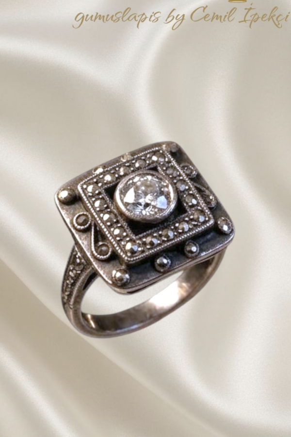 Zirkon Taşlı Kare Motif Siyah Kaplama Gümüş Yüzük