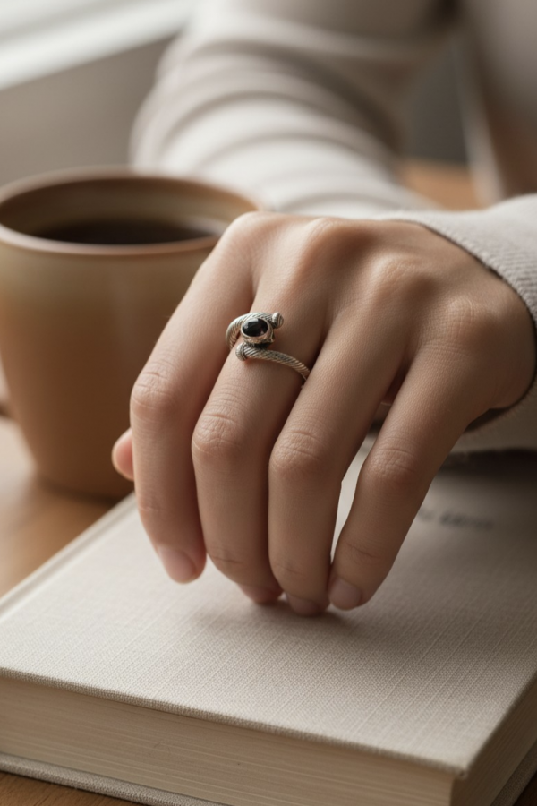 Onix Taşlı Kenarları Burgu Motif Gümüş Yüzük