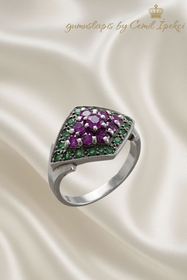 Yakut ve Zümrüt Taşlı Yan Baklava Desen Gümüş Yüzük