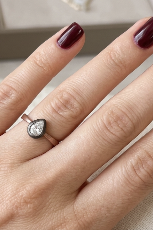 Damla Taşlı Siyah Kalem Detaylı Küçük Gümüş Yüzük