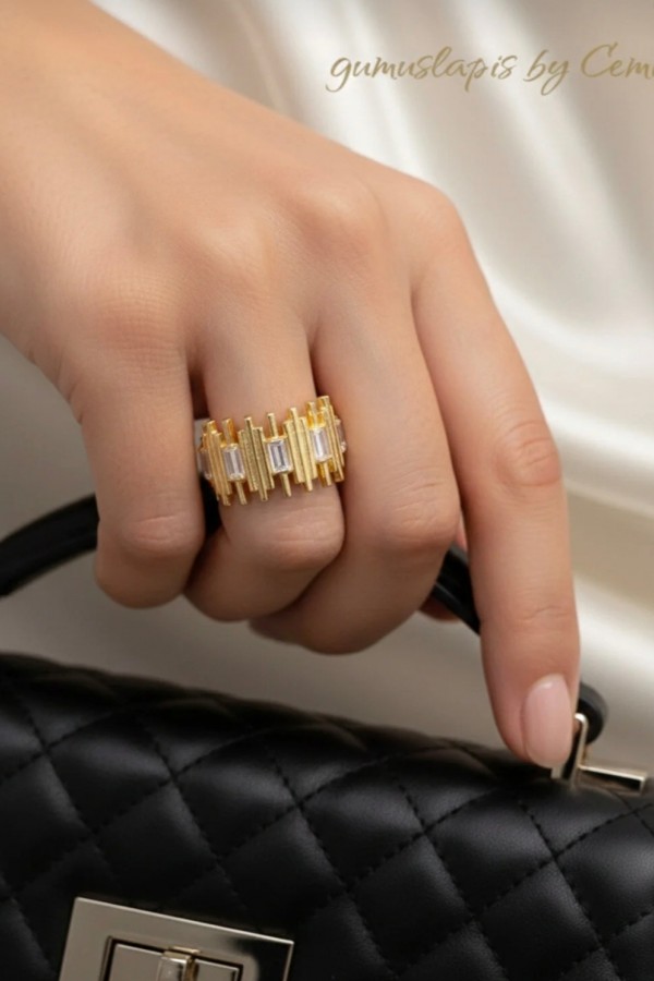 Beyaz Baget Taşlı Çubuk Motif Gümüş Yüzük