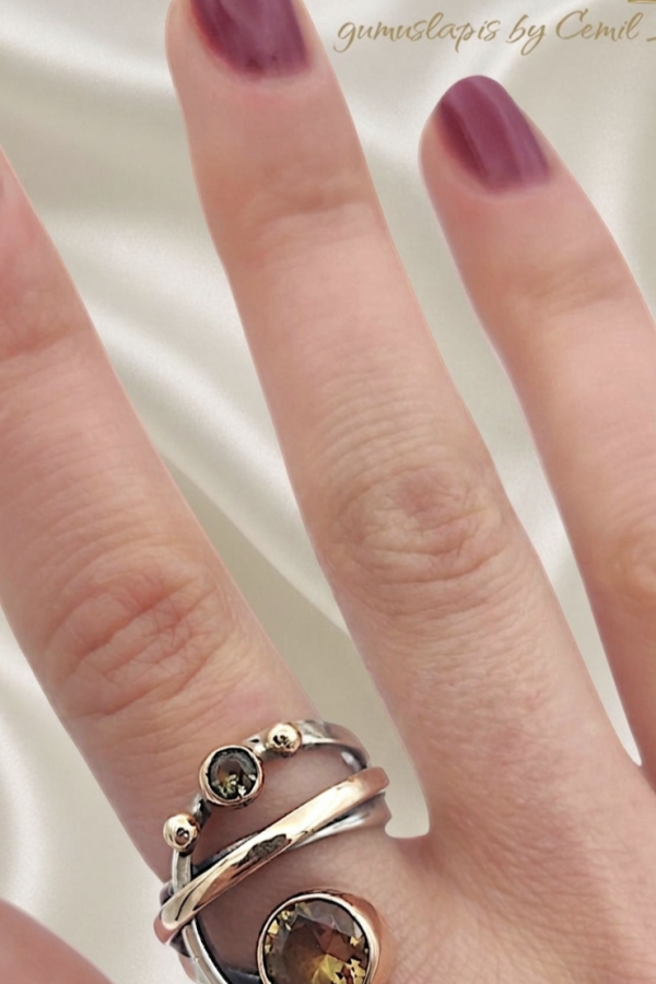 Mistik Kuvars ve Renk Değiştiren Taşlı Gümüş Sarmal Yüzük Serisi