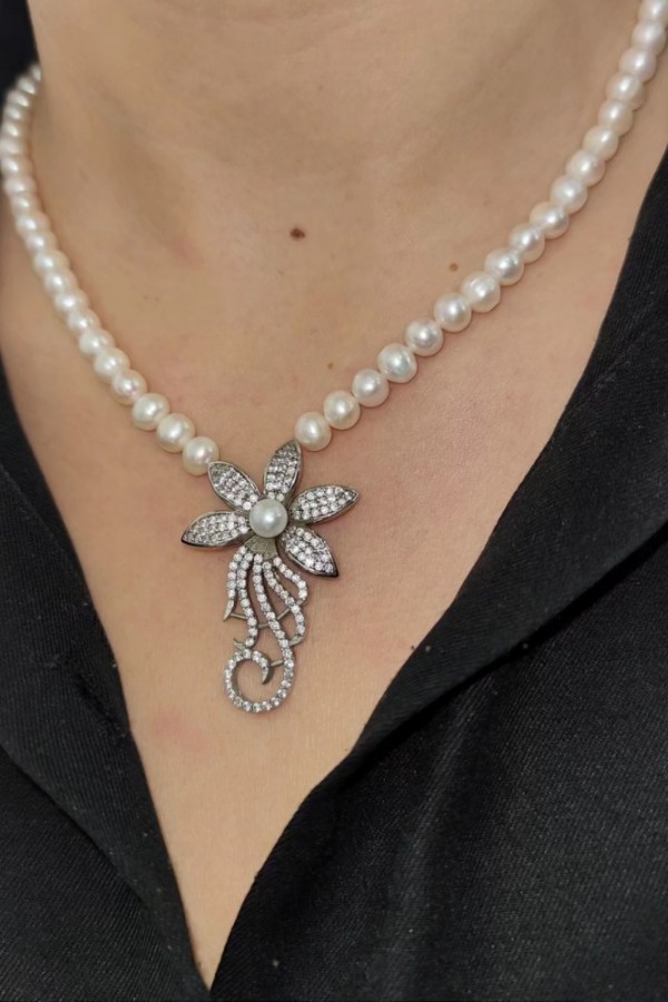 Gümüş Uçlu Çiçek Motif İncili Dizi Kolye 