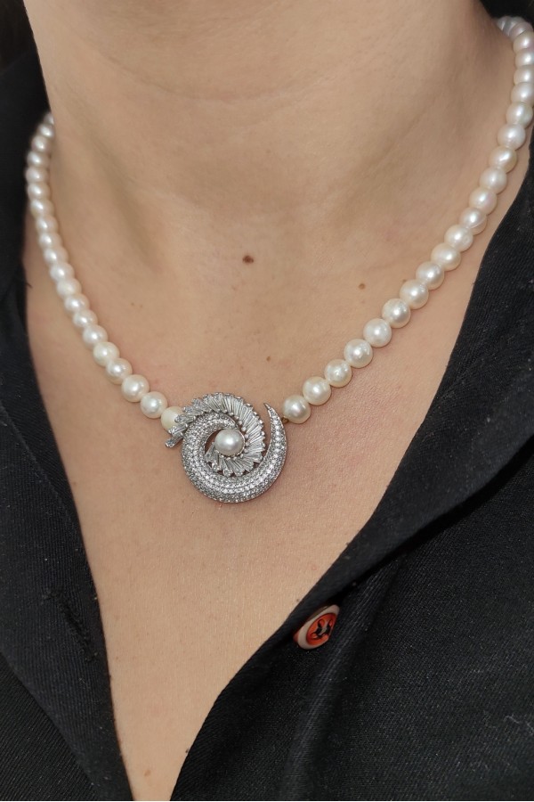 Gümüş Uçlu Yuvarlak Motif İncili Dizi Kolye 