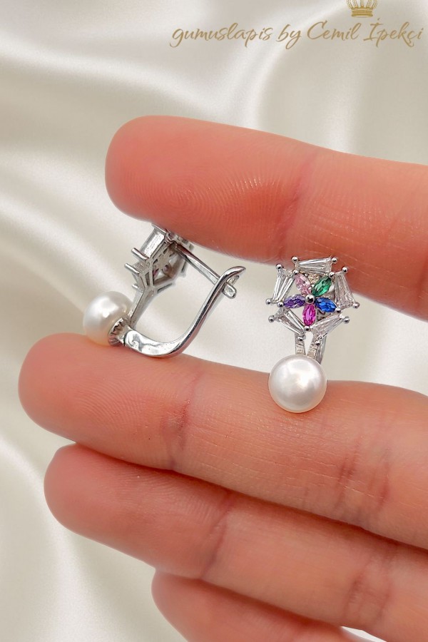 İnci ve Renkli Baget Taşlarla Süslü Gümüş Küpe 