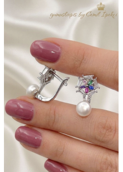 İnci ve Renkli Baget Taşlarla Süslü Gümüş Küpe 