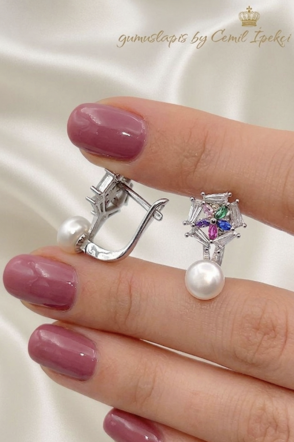 İnci ve Renkli Baget Taşlarla Süslü Gümüş Küpe 