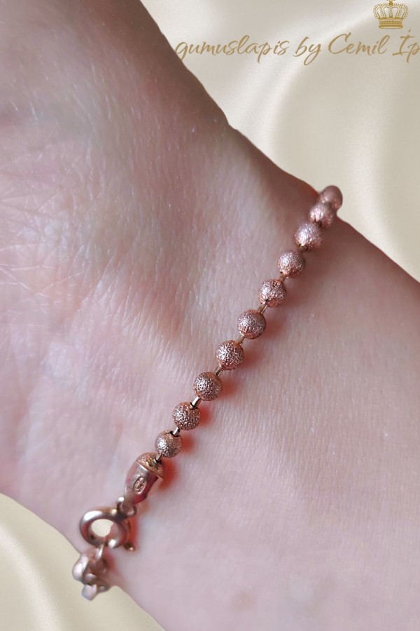 Kumlu Motif Gümüş Rose Topcuklu Bileklik 