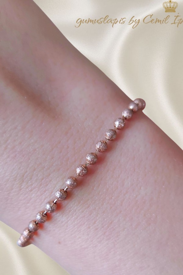 Kumlu Motif Gümüş Rose Topcuklu Bileklik 